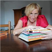 Laureata in linguistica, offre leziini